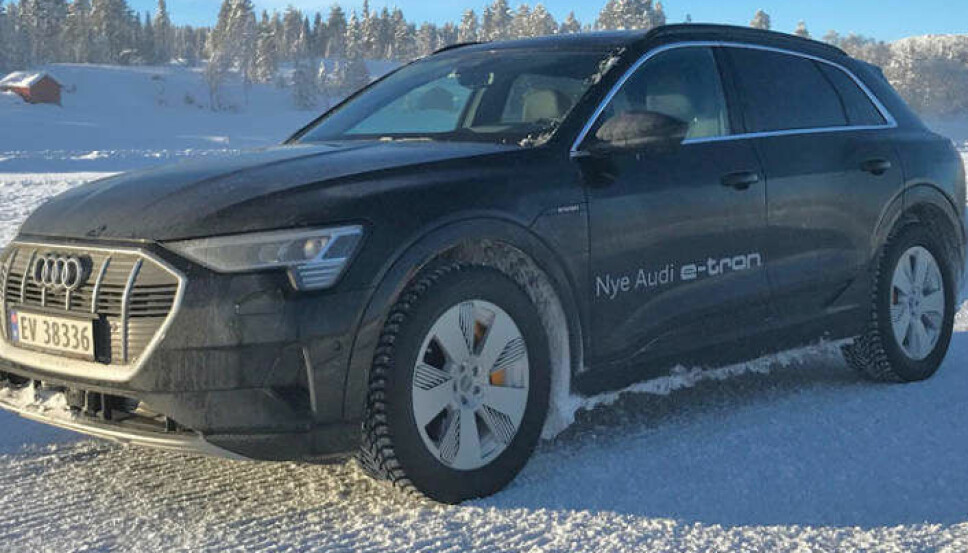 <b>TAPET GÅR NED?</b> Går kuldetapet ned på nyere elbiler? Vi har testet Audi e-tron på norske vinterveier.