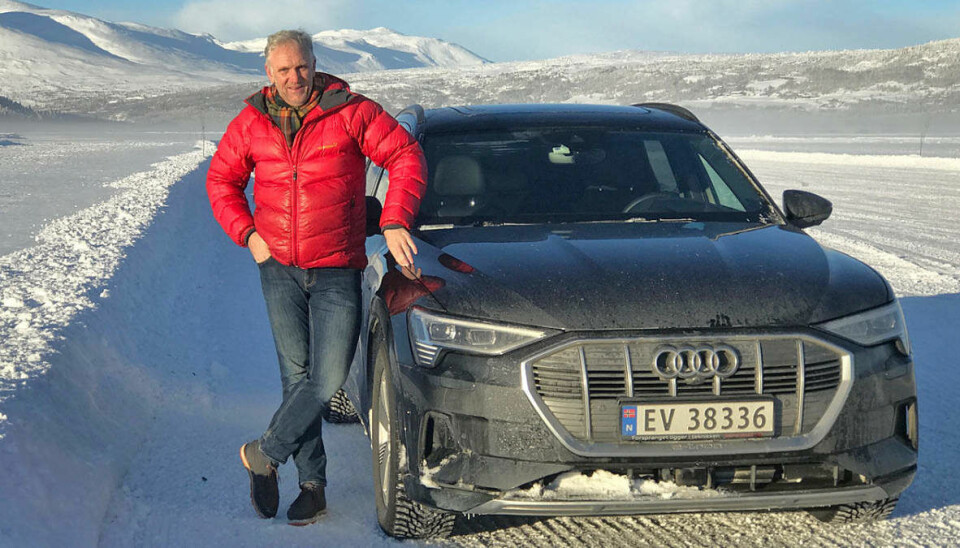 VINTERTEST AV AUDI E-TRON: Broom-Benny sammen med Audi e-tron – og i et kort øyeblikk uten lue og votter.