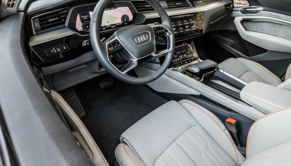 PÅKOSTET INTERIØR: Interiøret byr ikke på noen overraskelser. Det er akkurat slik vi forventer oss i en påkostet SUV fra Audi.