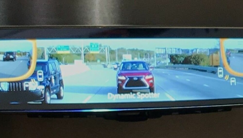 SMARTE SLADRESPEIL: Slik kan speilet i bilen din også snart se ut. Kamera på siden, gir oversikt over dødvinkelen.