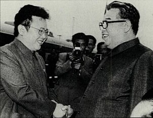 <b>FAMILIE: </b>Kim Il Sung med sønnen Kim Jung-il. Sistnevnte skal ha gitt ordren og er også far til Kim_Jong-un, som styrer Nord Korea i dag.