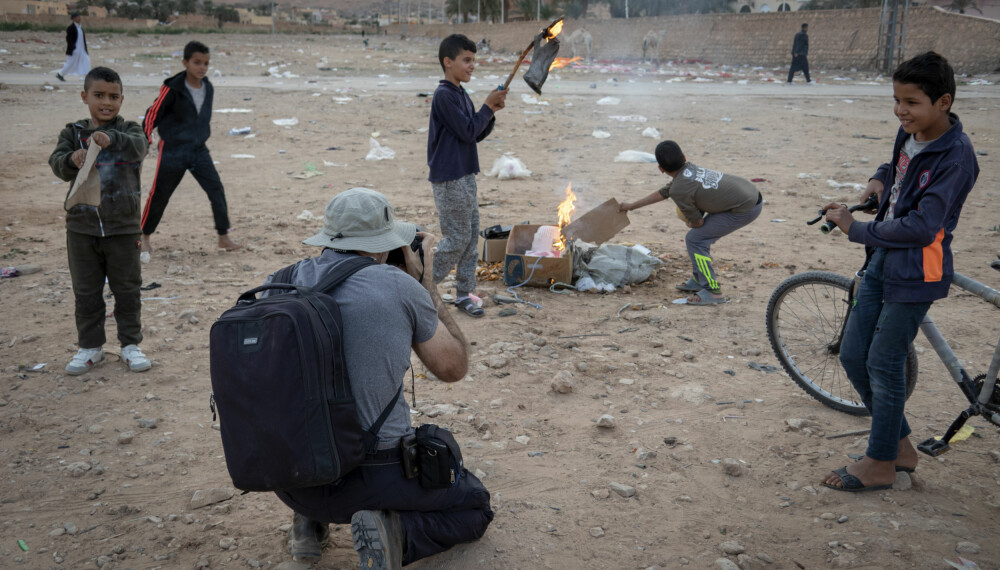SØPPEL: Artikkelforfatter Johnny Haglund fotograferer en guttegjeng som brenner søppel.