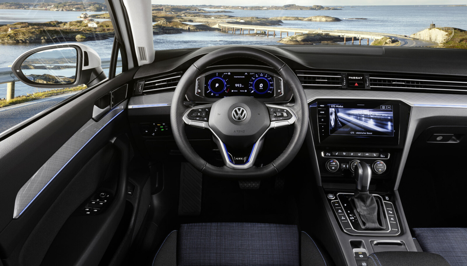 <b>BERØRT:</b> Førermiljøet i VW Passat GTE. Mye er kjent, men mer digitalt og bedre berøringsskjerm med bedre grafikk. Klokken midt på dashbordet er borte.