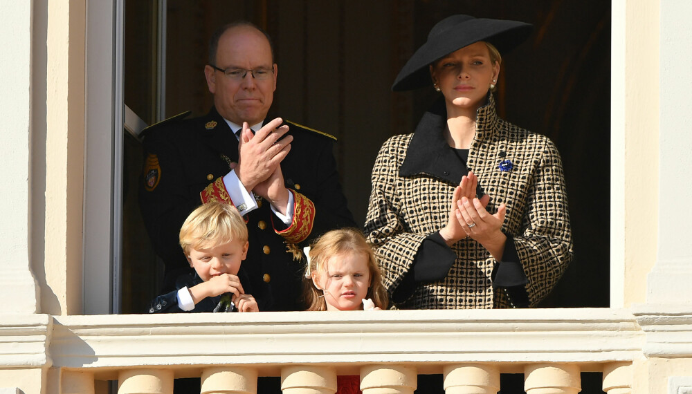 FAMILIEBILDE: Det er sjelden hele familien viser seg sammen, men her er fyrst Albert og fyrsinne Charlene sammen med barna Gabriella og Jaques på nasjonaldagen i Monaco 19. november i fjor.