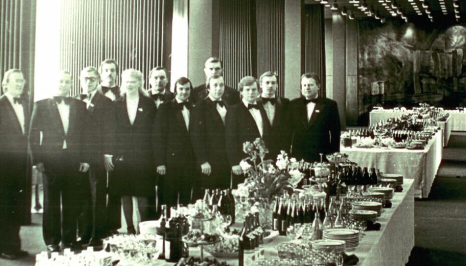 Nøye planlagt: Servitørene fikk utlevert hemmelige bordkart som viste hvor tallerkener og vaser med hemmelige mikrofoner skulle plasseres.