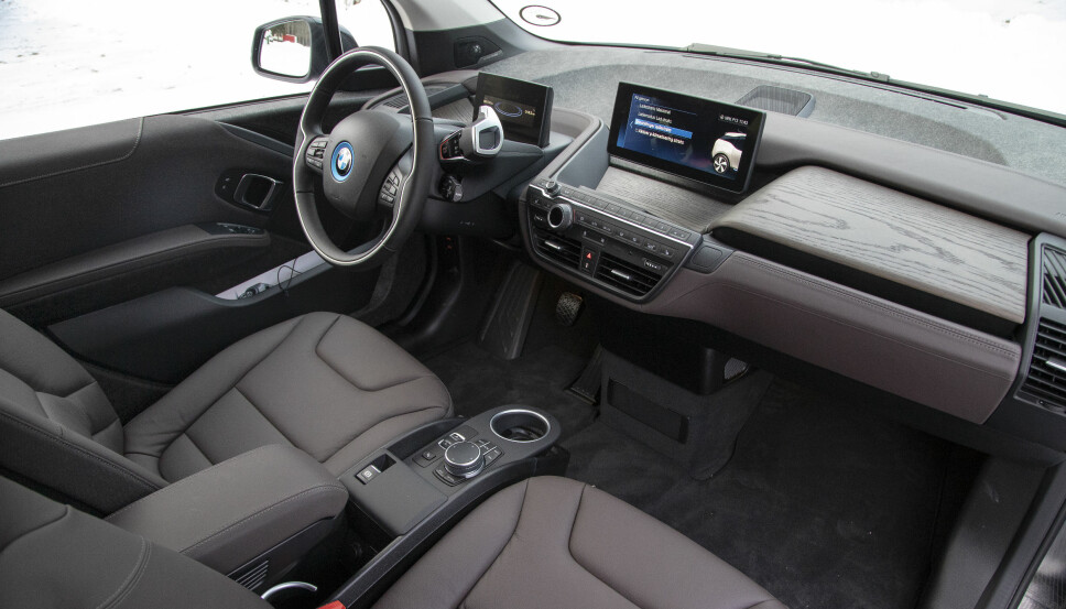 <b>FØRERPLASS BMW i3:</b> Interiøret i BMW i3 har ikke endret seg mye, men nye farger og materialer har kommet til.