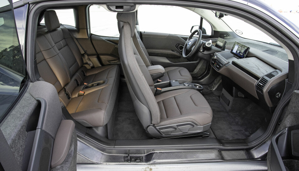 TRANGT: Flate seter og snaut med plass for passasjerene på andre rad.