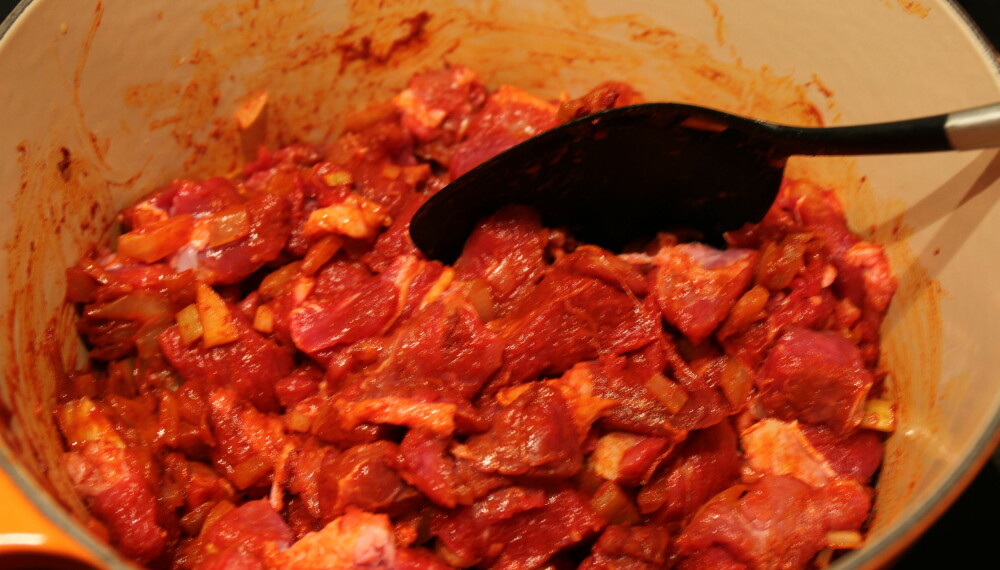 <b>BRYLLUPET: </b>Kjøttet røres sammen med smeltet paprika og smaken blir eventyrlig.
