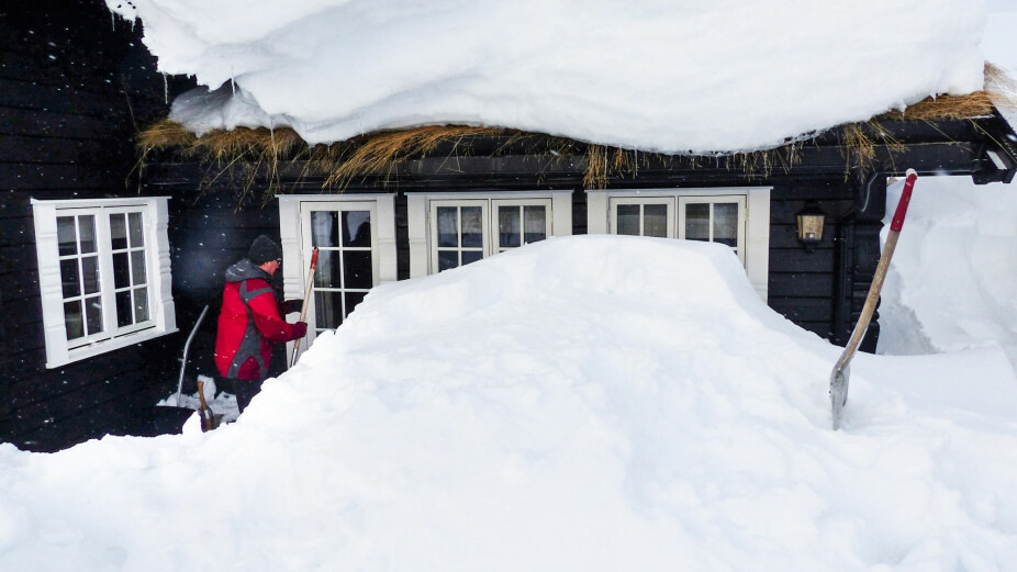 TRENINGSØKT: Å grave frem hytta er en skikkelig treningsøkt. Da er det viktig å stille ferdig oppvarmet og med skikkelig redskap.