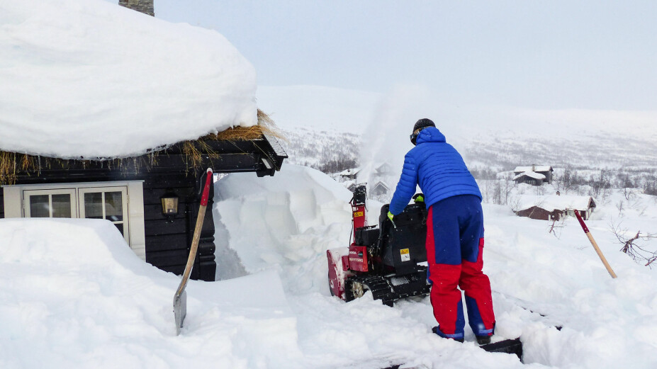 SNØFRESER: Proffene bruker spade i kombinasjon med snøfreser.