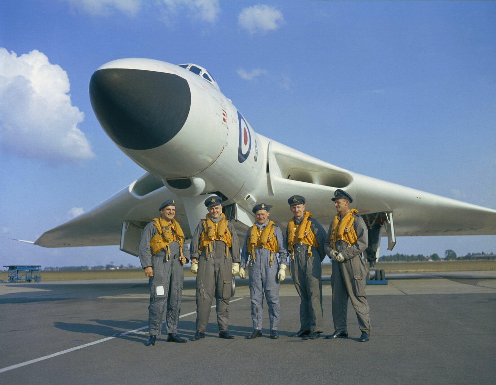 <b>ATOM-BOMBEFLY:</b> En besetningen foran Vulcan-flyet en gang 
på 1960-tallet. De første var hvitmalte for å motstå varmen fra atombombene om bord.