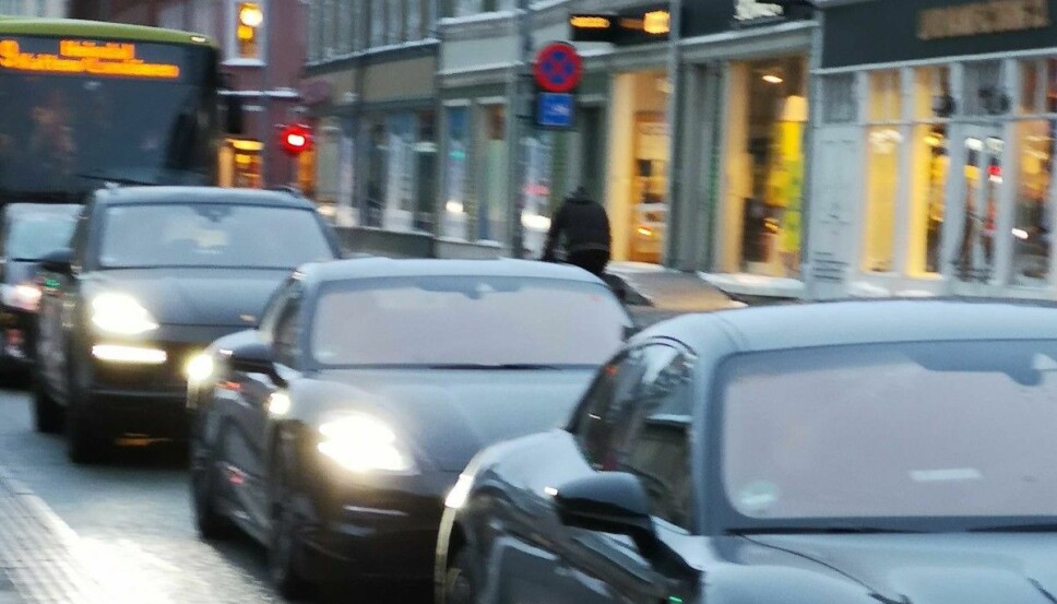 <b>PORSCHE TAYCAN:</b> Litt av et testfølge fotografert midt i Trondheim sentrum. For sikkerhets skyld i bussfeltet...
