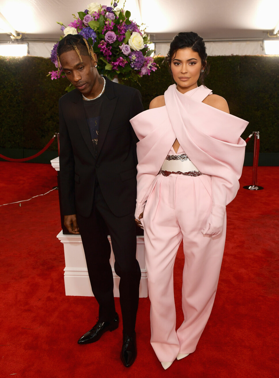 SPESIELT ANTREKK: Kylie Jenner og Travis Scott på den røde løperen under Grammy-utdelingen. Kylie Jenners buksedress har i ettertid blitt slaktet i flere medier som et av kveldens dårligste antrekk. Det kan også legges til at paret kom for sent for selve pressedekningen, og at dette er grunnen til at det ikke er noen andre rundt dem på bildet.