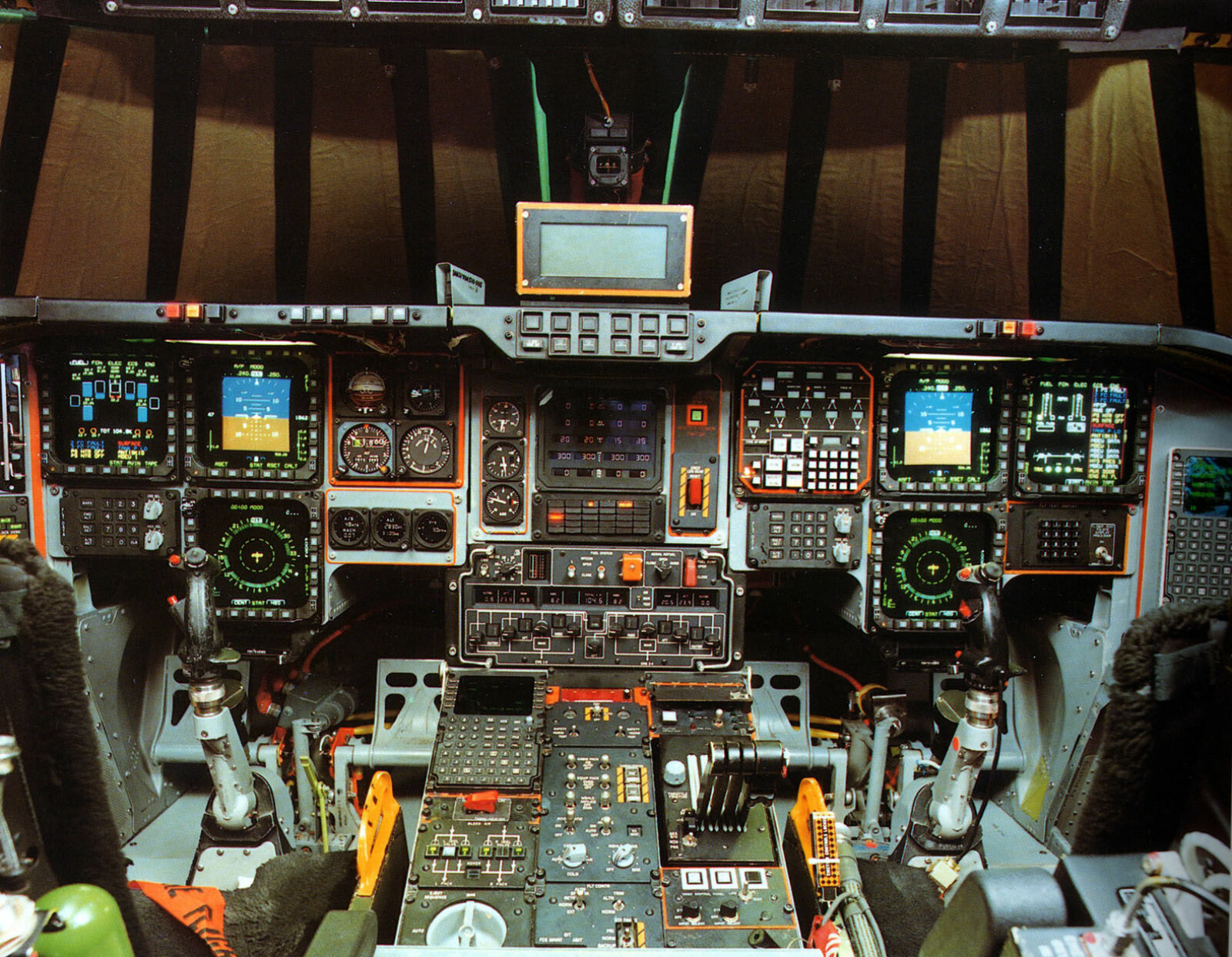 <b>COCKPIT:</b> Et sjeldent bilde av cockpiten til B-2. Her har den to manns besetningen tilbrakt opptil 44 timer i strekk.