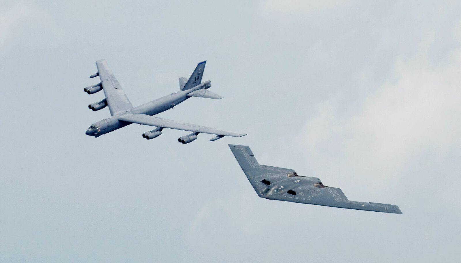 <b>PENSJONERES: Det er faktisk B-2 til høyre på bildet som skal erstattes av B-21, i tillegg til det supersoniske B-1 som også pensjoneres. Veteranflyet B-52 (til venstre), som har fløyet i 66 år, skal fortsatt være i bruk.</b>