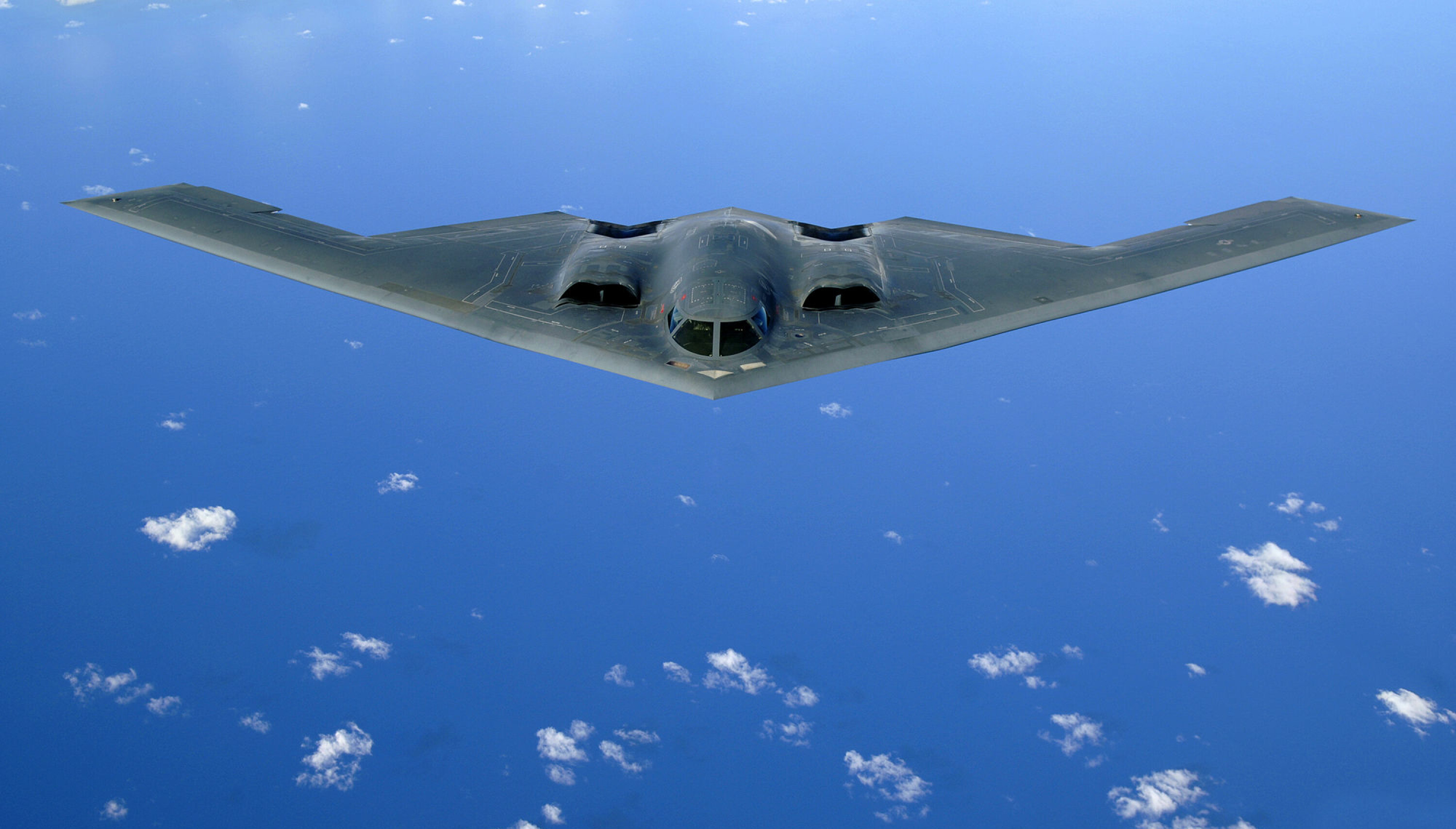 UNDERVEIS: En B-2 Spirit på vei over Stillehavet, på den 12 000 km lange turen fra hjemmebasen i Missouri til Guam
