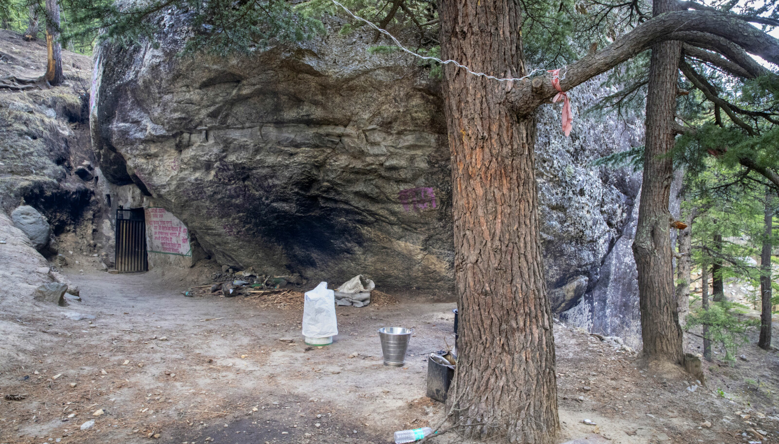<b>GROTTELIV:</b> Inngangen til Ramkesors grotte.
