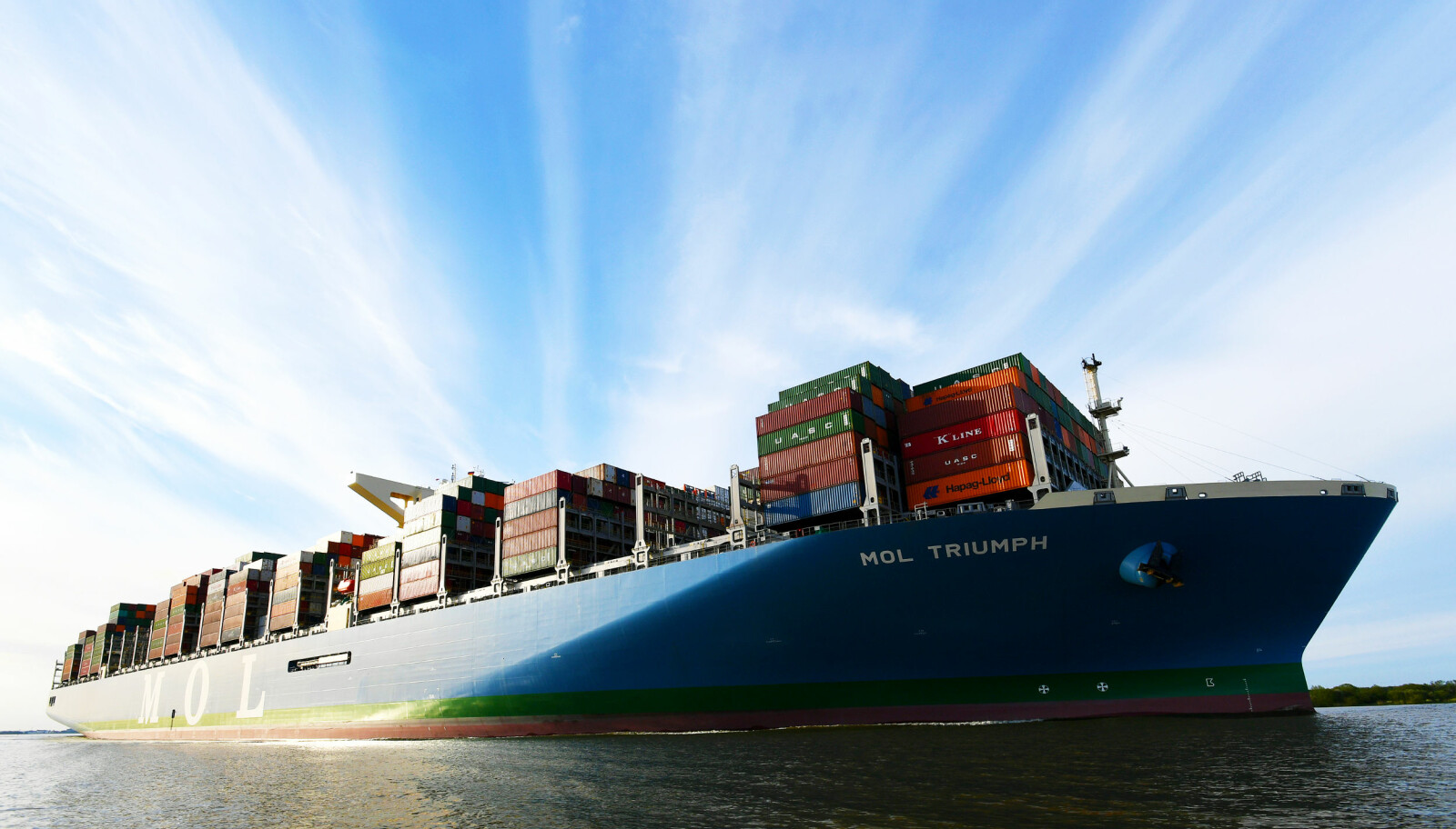 <b>HANDELSVEI:</b> Nitti prosent av all frakt skjer på havene, og det meste kommer fra Kina. Dermed har verdenshandelen behov for stadig større containerskip som MOL Triumph.