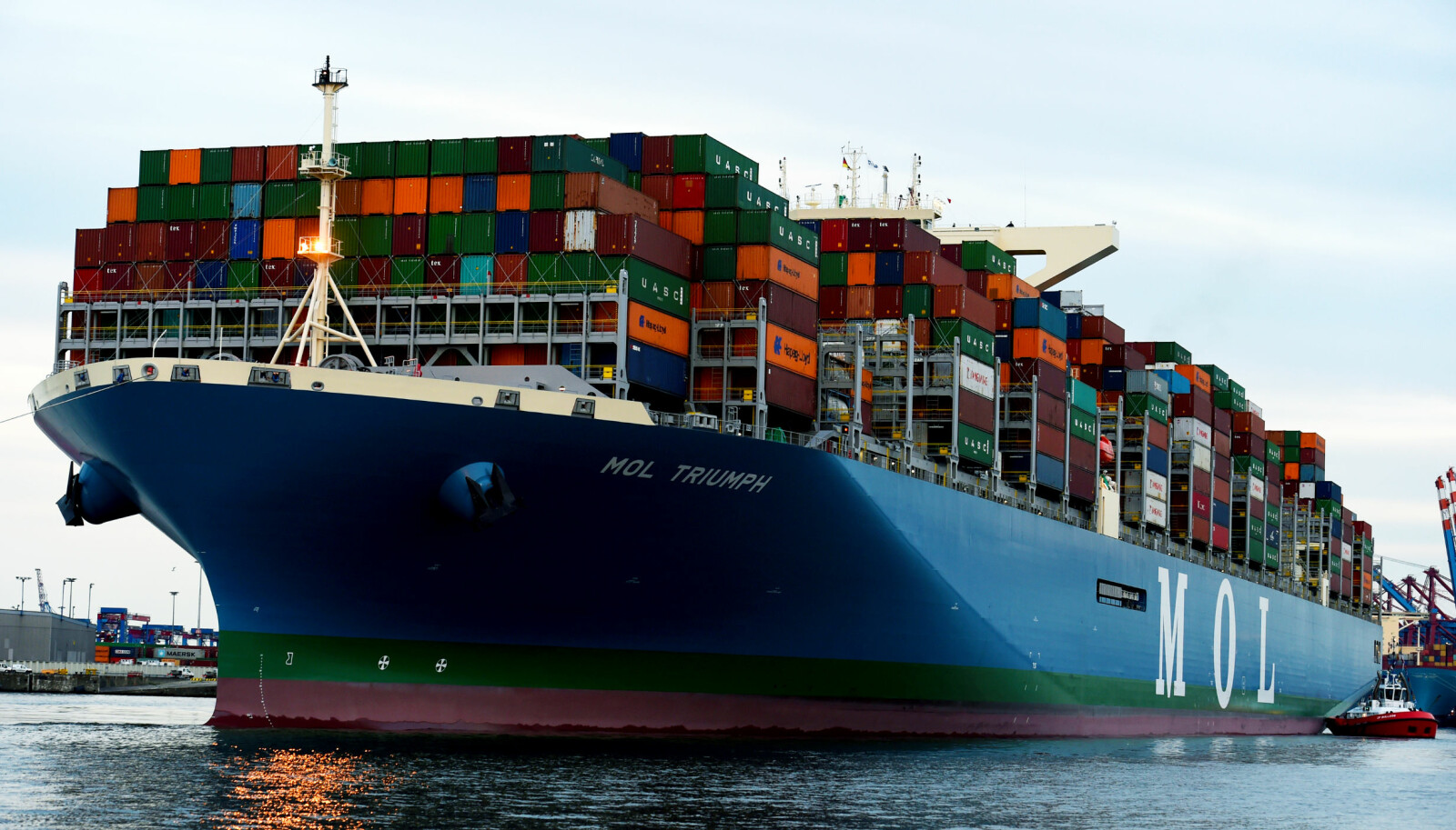 <b>HAMBURG:</b> I mai anløp MOL Triumph Hamburg, en av få havner som kan håndtere så store skip. Foto: NTB Scanpix