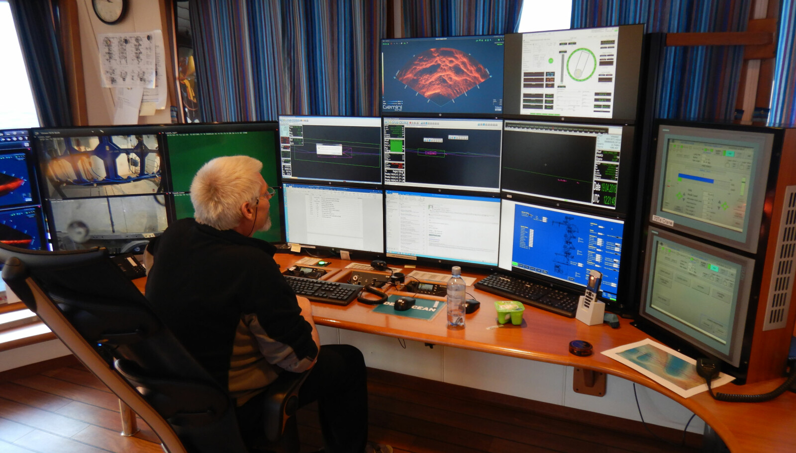 <b>FULL OVERSIKT:</b> Shift-superviser Svein Ove Nilsen styrer operasjonene via skjermer som viser bilder fra alt som skjer.
