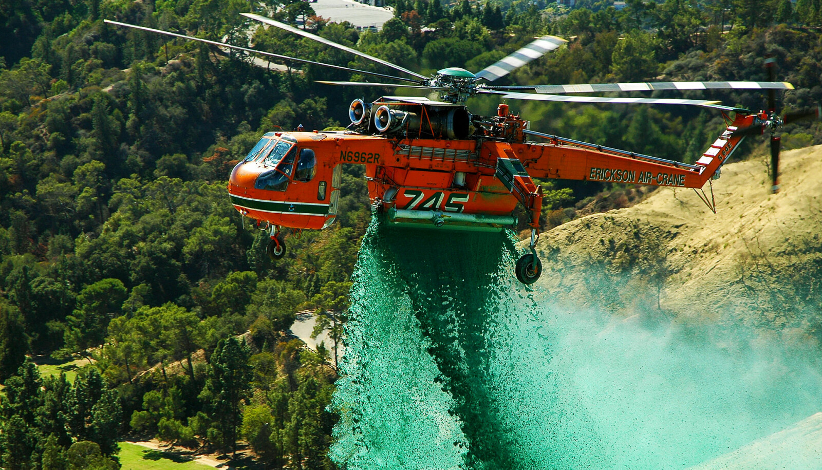 <b>FREMSTE ARBEIDSOPPGAVE:</b> Selv om oppdragene er mange for Erickson-Air Cranes helikoptre, så er nok skogbrann­slukking øverst på listen. Her kjemper ett av dem mot skogbranner i det sørlige California.
