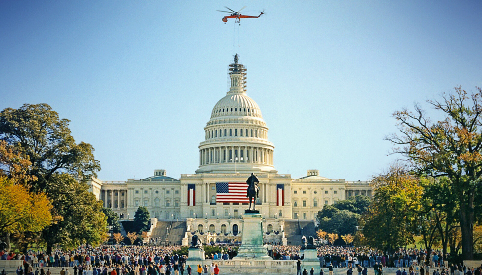 <b>LØFTES PÅ PLASS:</b> Da Washingtons «Capitol» som huser den amerikanske kongressen ble pusset opp, var det hendig å ha et tungtløftende helikopter til de høyeste løftene.