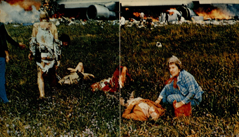 <b>INFERNO:</b> Sjokkskadede og forbrente passasjerer fra Pan Am-flyet ligger i gresset foran det brennende vraket. En av dem var amerikaneren David Wiley som tok bildet minutter etter sammenstøtet.