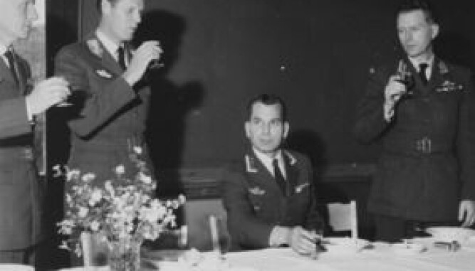 <b>SYNDEBUKK:</b> Avskjedsmiddag for oberst Heine Eriksen. Han ble syndebukk og ble frabeordret stillingen som stasjonssjef på Bodø etter U2-skandalen i 1960.