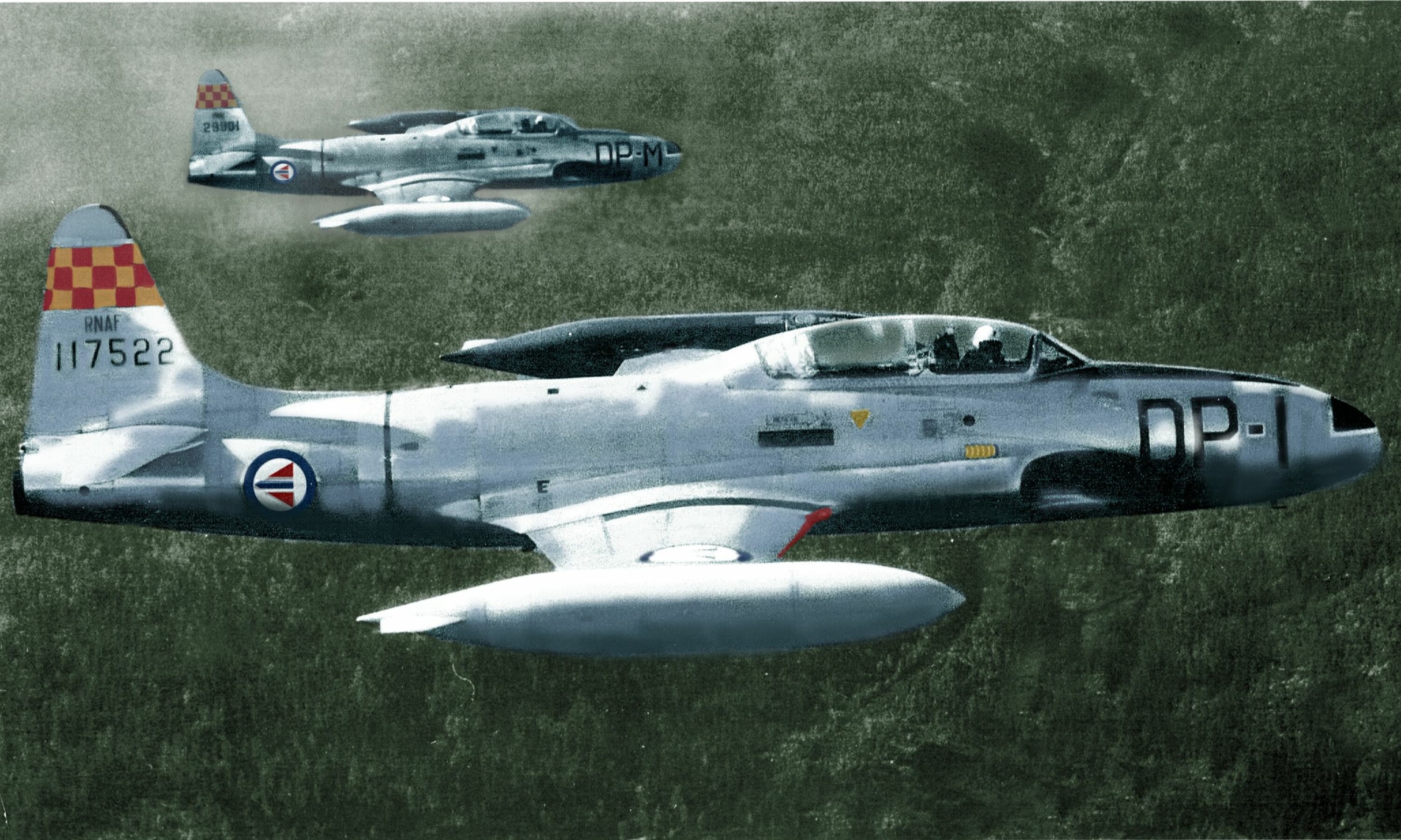 ILLUSTRASJON: Sånn kan det ha sett ut i lufta over Sola den 13 september 1956. Arne Storli i DP-I. Inge Kavli på vingen.