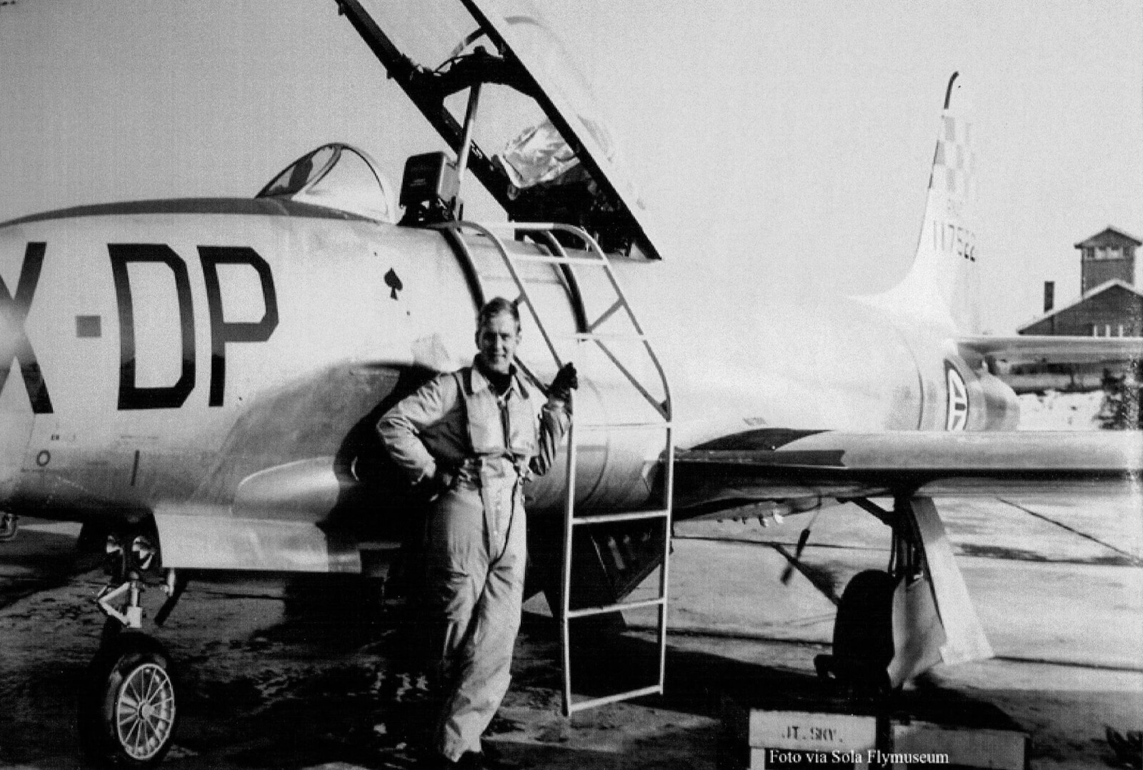 <b>FLYGAL:</b> Arne Storli brukte alle muligheter for å komme i lufta med T-Birden. Da han ble myndig tyvlånte han et av 718-skvadronens fly.