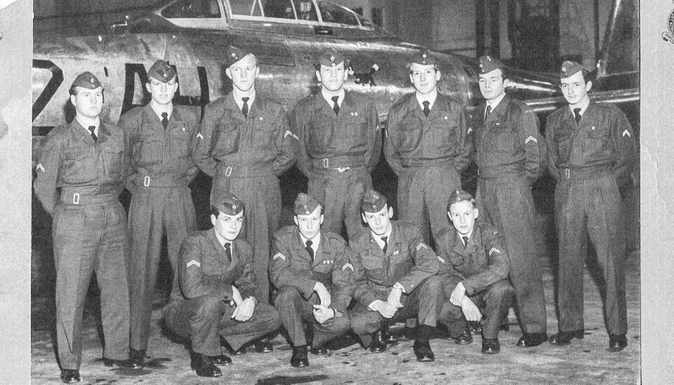 FLYMEKANIKER: Skolebildet fra flyvåpnets tekniske skoler. Arne er nummer to fra venstre i bakerste rad.