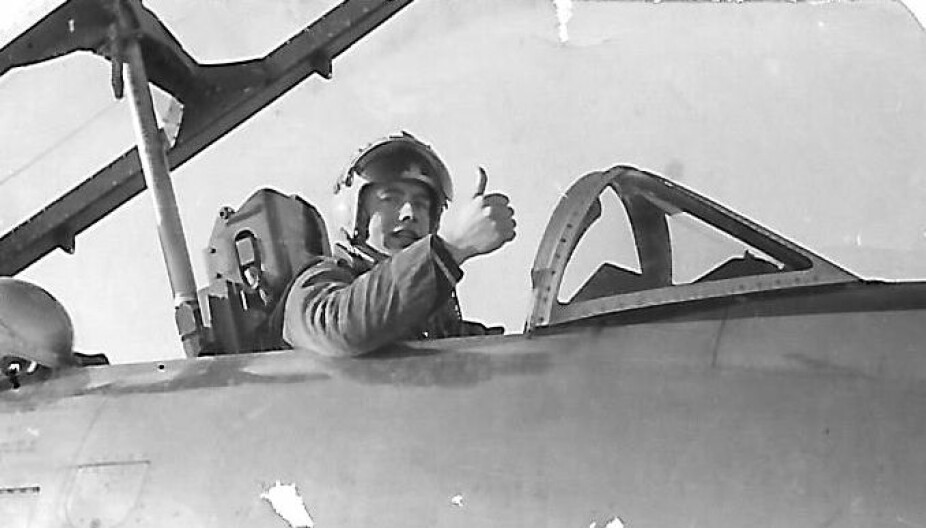 <b>PILOTDRØM:</b> Arne Storli drømte om å bli pilot. Her sitter han i cockpiten på en T-33 T-Bird. Foto: Privat - utlånt av Harald Storlid.