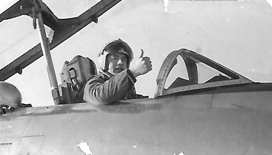 PILOTDRØM: Arne Storli drømte om å bli pilot. Her sitter han i cockpiten på en T-33 T-Bird. Foto: Privat - utlånt av Harald Storlid.