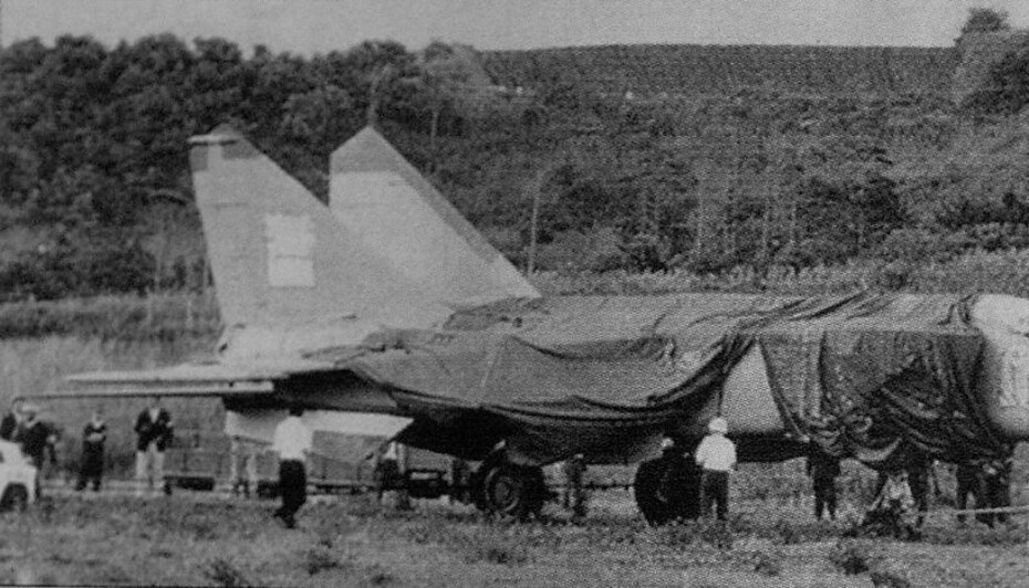 HEMMELIG: MiG-jageren mens den fortsatt sto utenfor rullebanen i Hakodate. Legg merke til presenningen og tildekkingen av registreringsmerkene, et forsøk på å holde flyets identitet hemmelig.