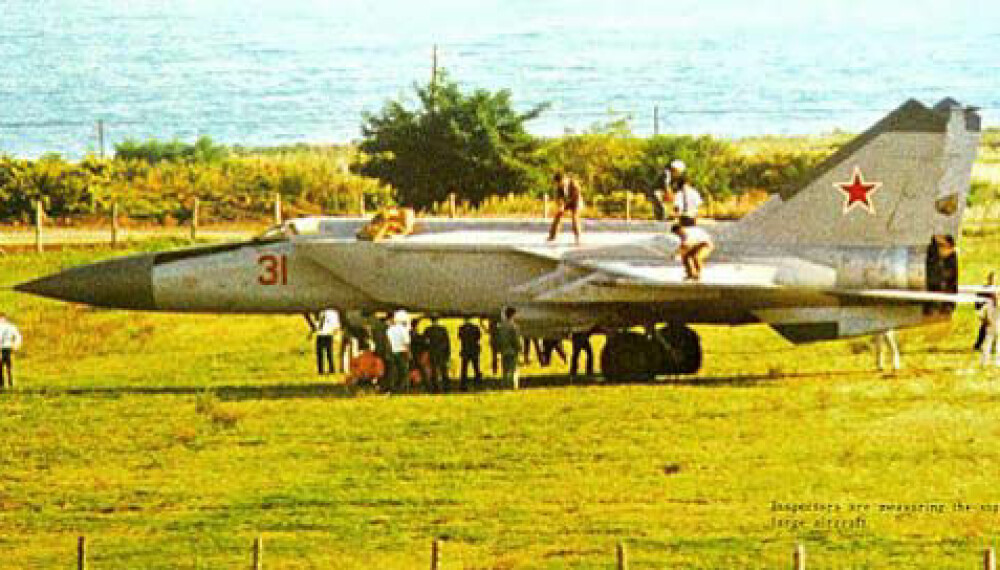 <b>ETTERRETNINGSGAVE:</b> Belenkos fly blir inspisert etter landingen. For USAs etterretning var MiG-jageren en gavepakke.