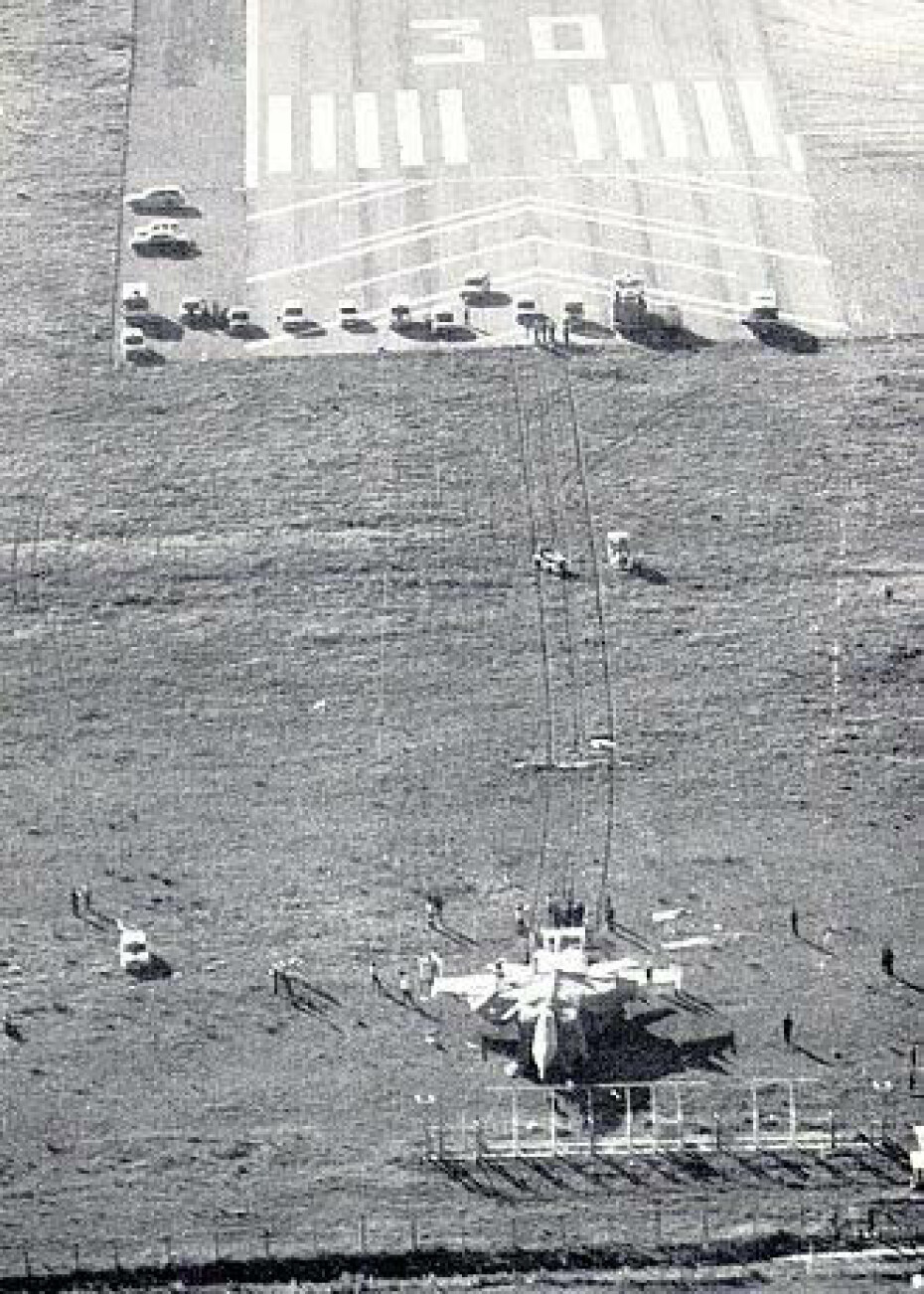 SMÅ MARGINER: Både Belenko og flyet unnslapp flukten med knappest mulig margin. Her har MiG-jageren stanset på gresset med 30 sekunders drivstoffreserve på tanken.