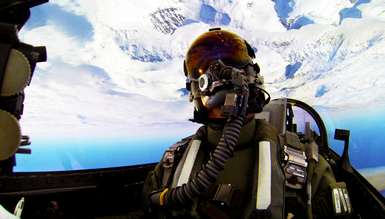 <b>HENGER I STROPPEN:</b> F-16 cockpiten er en travel arbeidsplass for testpiloten. Her henger Frode Andre opp ned over Jotunheimen i løpet av testturen.
