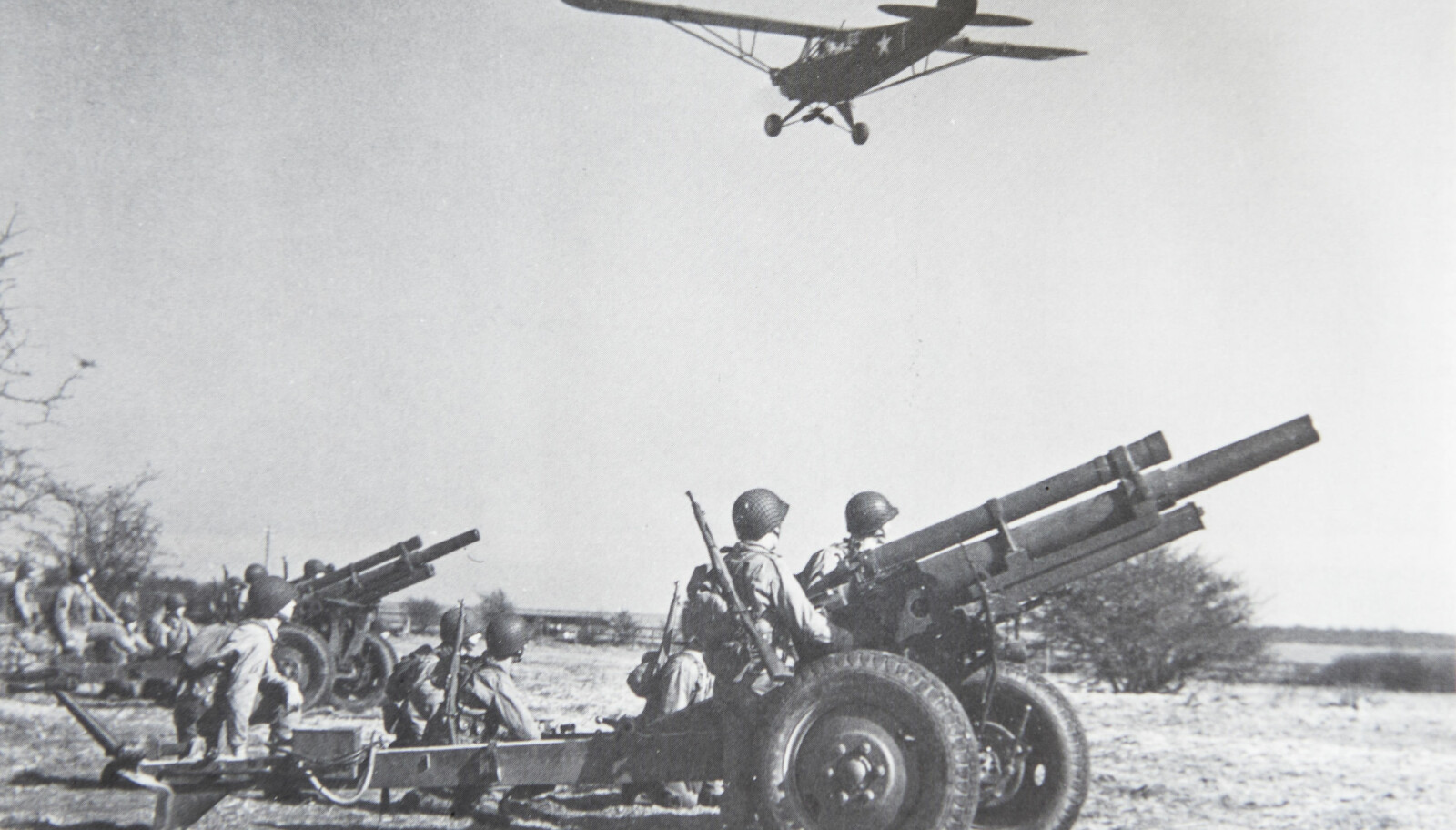 <b>OP-FLY: </b>Under krigen hadde det amerikanske forsvaret flere tusen L-4 CUB-er i tjeneste som ild-leder for artilleriet. Foto: National Archives. Avfotografert fra boka The Fighting Grasshoppers.