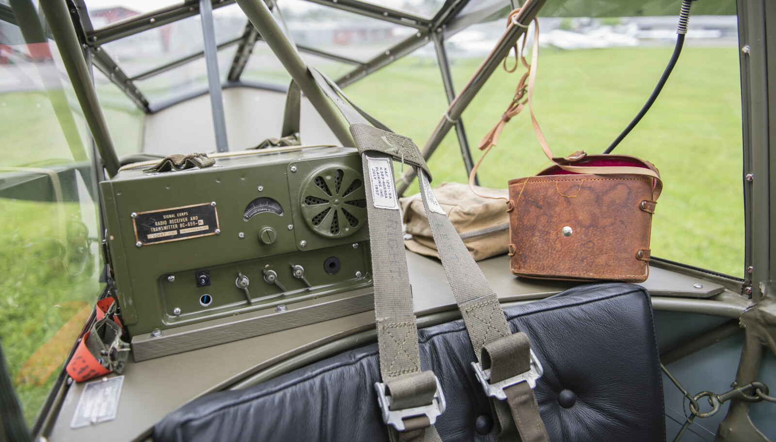 <b>AUTENTISK:</b> Per Anders Johnsen har fått tak i en original SCR-610 radio som sitter bak ryggen til piloten. Autentisk førstehjelpsskrin og pilot-bag hører også med til utrustningen.