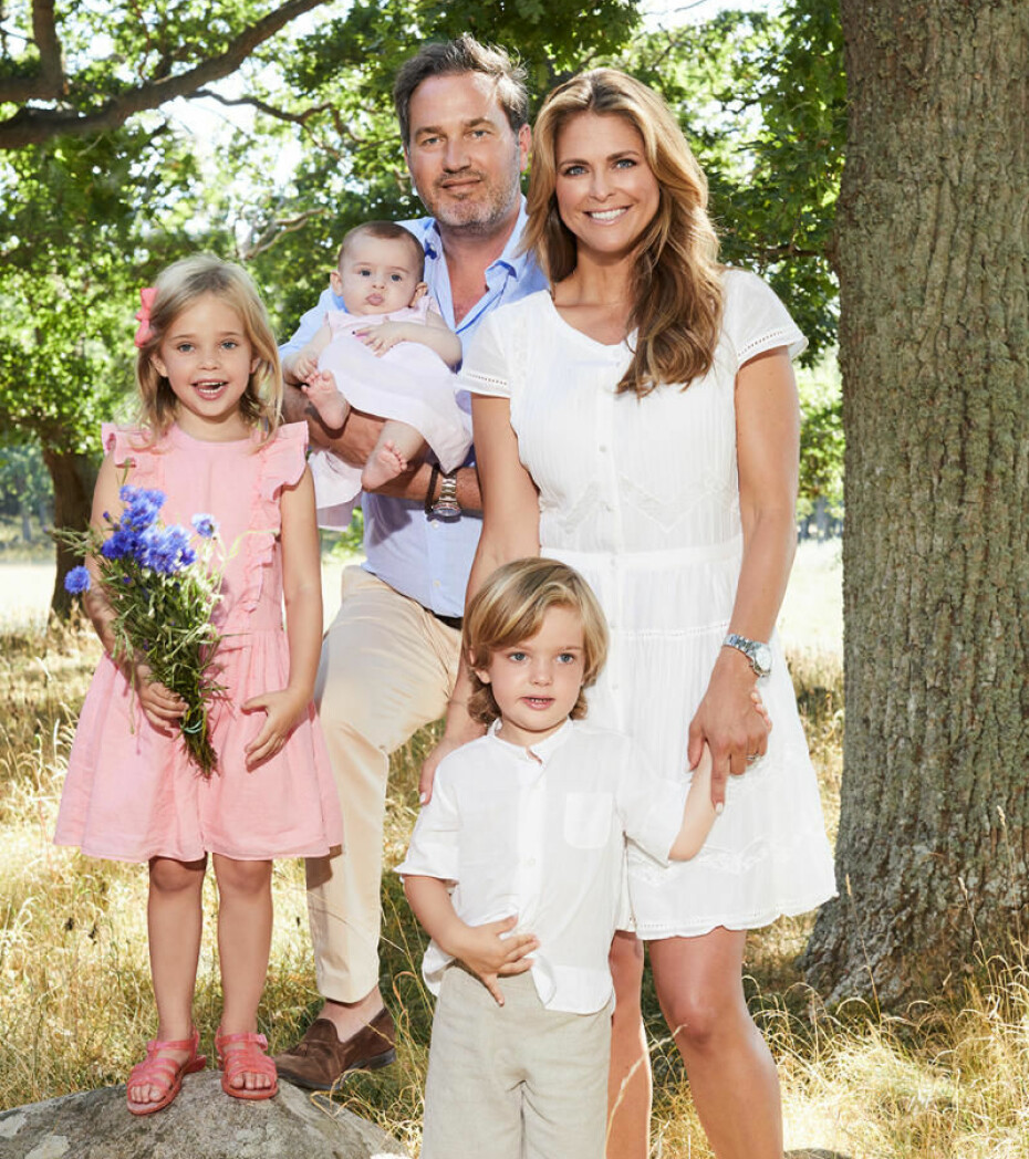 HELE HURVEN: Madde er spesielt opptatt av viktigheten av å prate med barn etter at hun selv ble mamma. Her er hun og ektemannen Chris fotografert med barna Leonore, Nicolas og Adrienne i sommer.