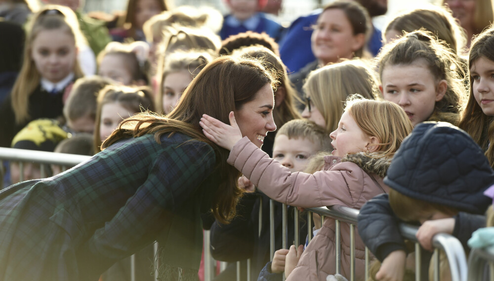 GODT GREP: Den søte, lille jenta var så fascinert av Kates hår at hun bare måtte ta tak i det. Se den nydelige reaksjonen til hertuginnen.