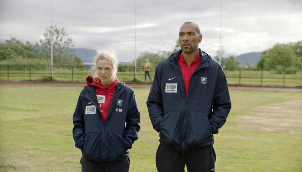 KRITIKERROST: Duoen spiller elitetrener Helena Mikkelsen og fotballspiller Michael Ellingsen i den fiktive klubben Varg i den populære NRK-serien.
