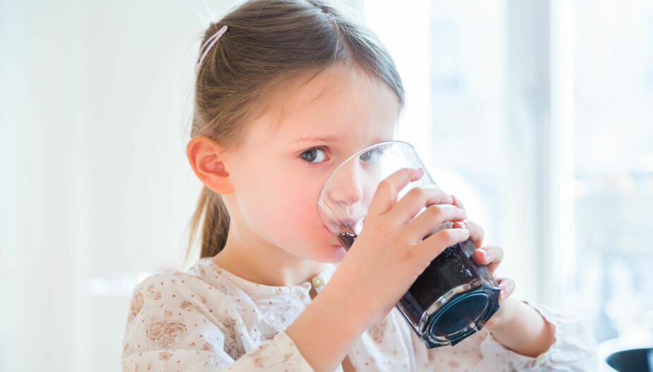SUKKER VS. KUNSTIG SØTNING: For barn over 3 år vil det være bedre med sukkerfri saft og brus fremfor sukret. Men et fullstendig frislipp kan det ikke være.