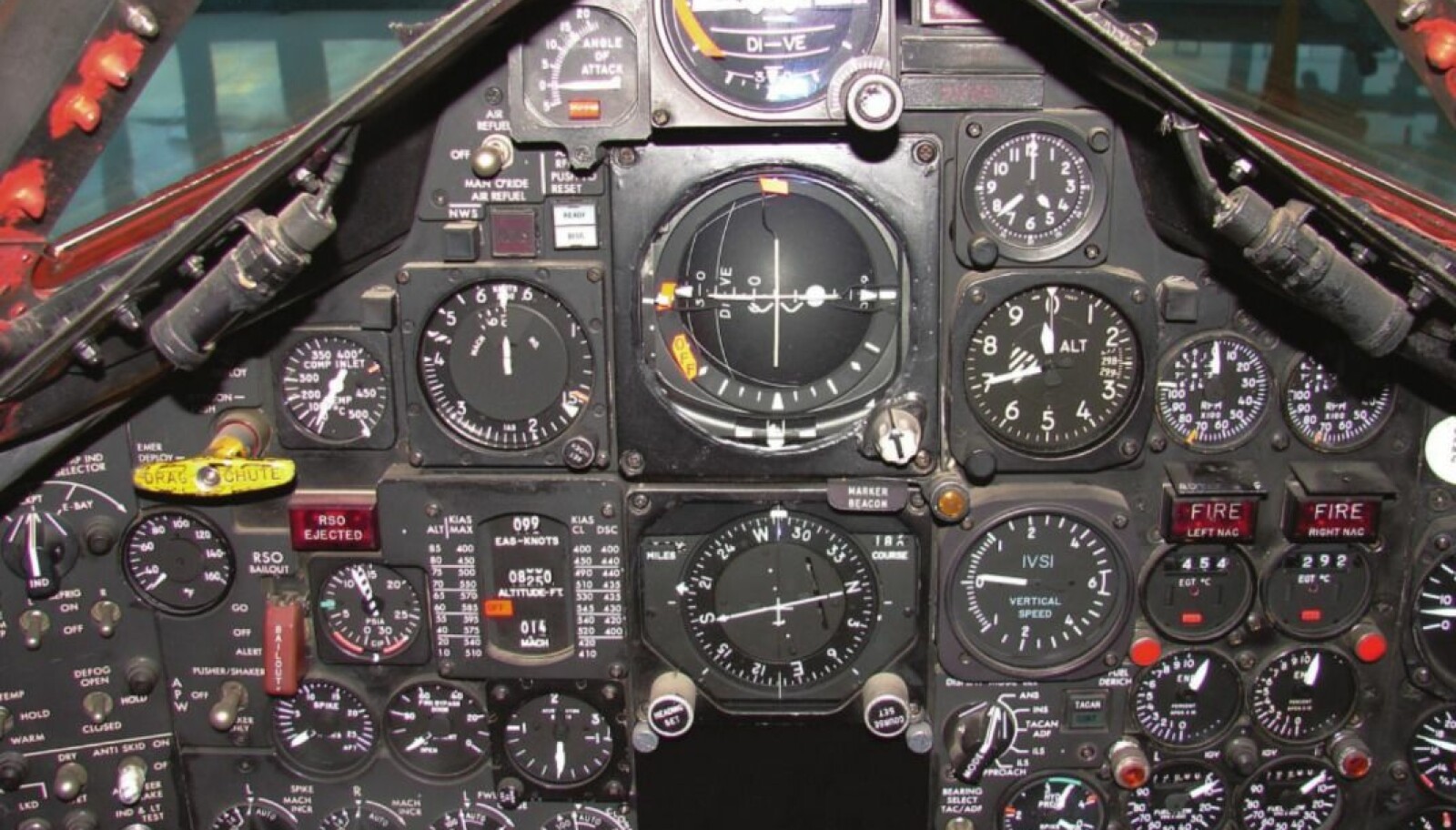 <b>VARSLING:</b> Senterkonsollen i cokpiten på en SR-71. det rektangulære hovedvarslingslyset som varslet at noe var galt, sitter rett over den analoge klokken, øverst til høyre på panelet.