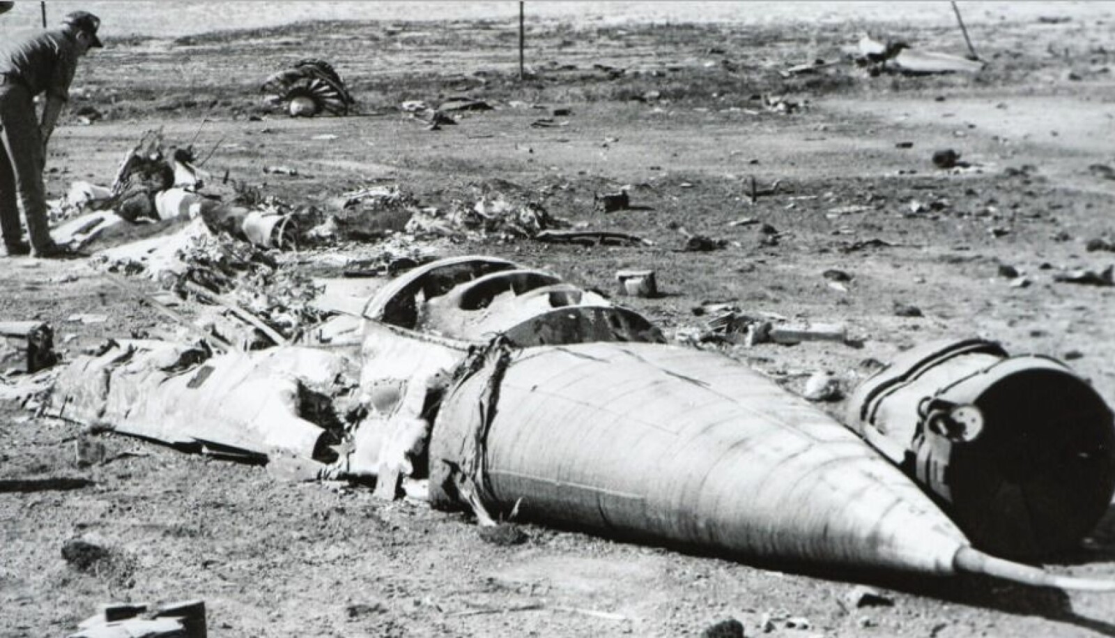 <b>TOTALVRAK:</b> Restene av Leif Granseths fly etter at det falt ned i en husklynge i Nevadaørkenen. Ved et under ble ingen skadet på bakken. Foto: Luftforsvaret