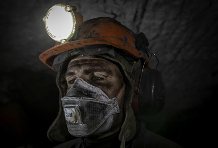 <b>MØKKETE JOBB:</b> Vi er tross alt i en kullgruve. Her er Isak Atluev i det nok en arbeidsdag er over i Gruve 7.