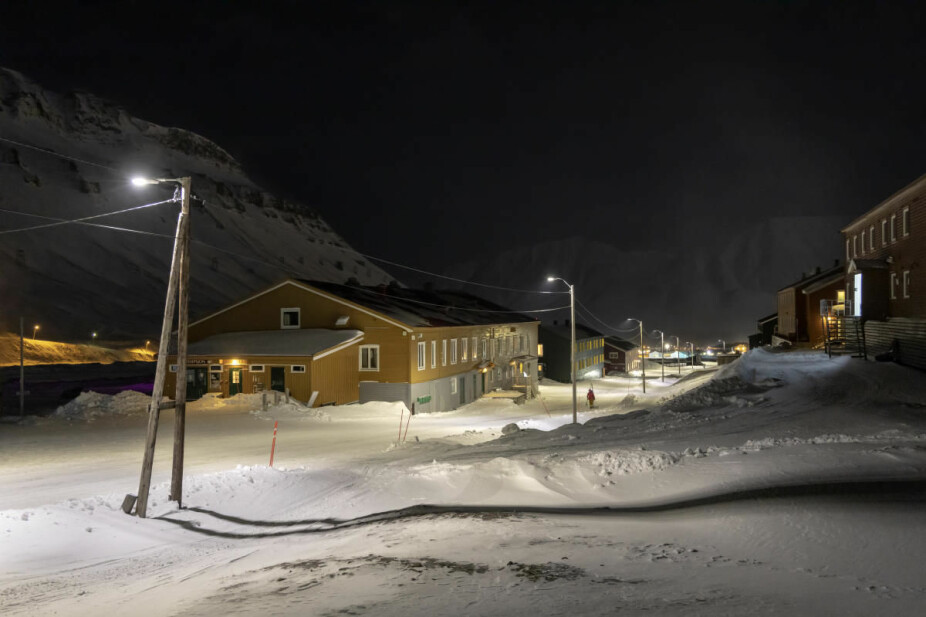 Kaldt og mørkt.

Arbeiderne bor på Svalbard, noe som heller ikke er for alle. Særlig ikke i mørketiden. Da er det mørkt både inne i og utenfor gruva. Her fra Nybyen.