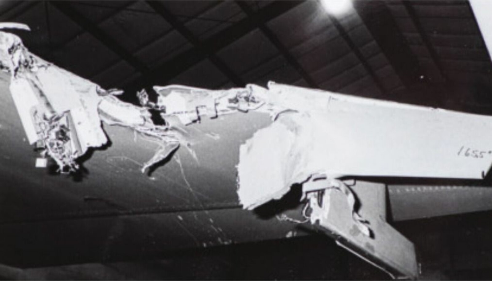 <b>FILLEBITER:</b> Store deler av venstre hovedvinge var ødelagt. Likevel greide Jens Petter å få flyet ned på bakken.