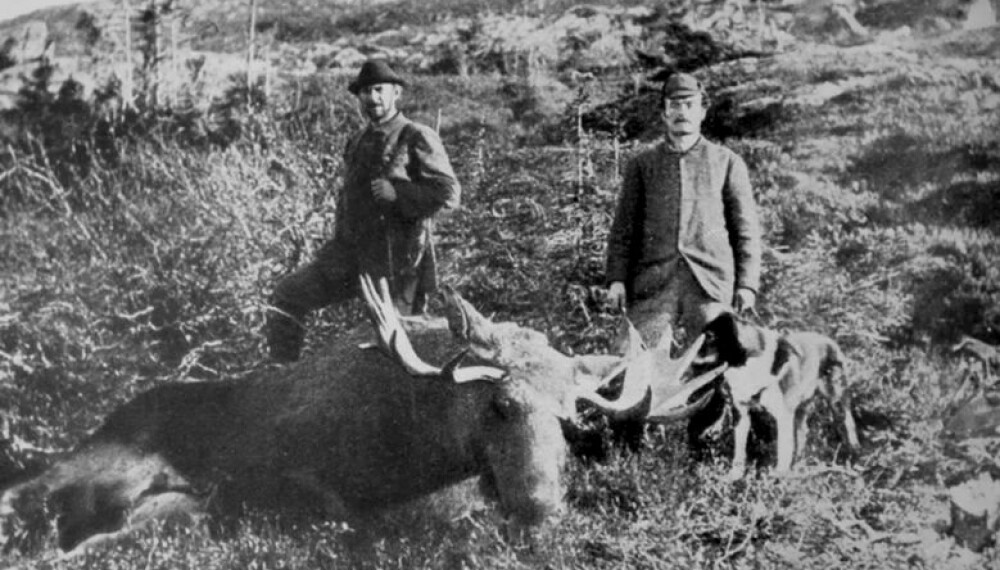 <b>ELGJAKT:</b> Otto Schulz (t.h.) og en jegerkompis på elgjakt.