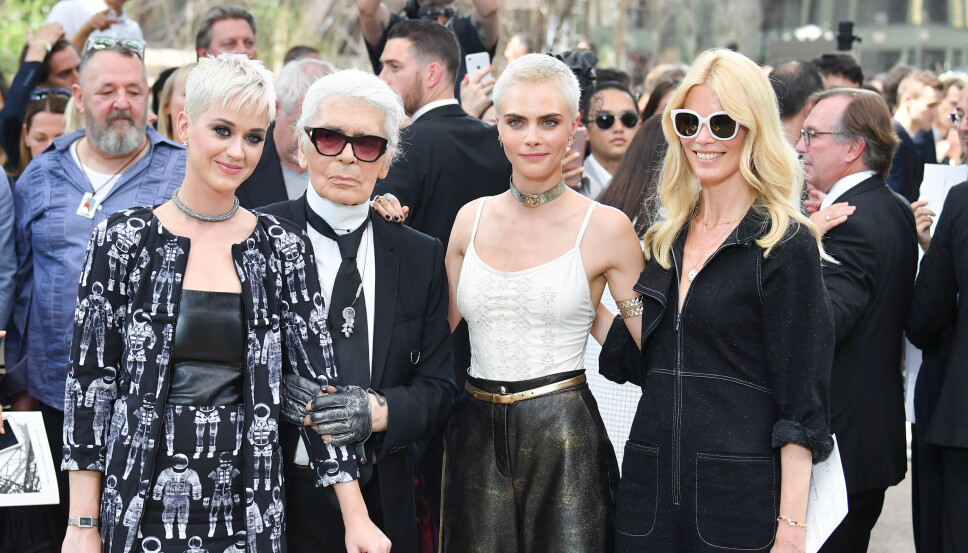MED KJENDISVENNER: Karl Lagerfeld hadde kjendisvenner, her avbildet med Katy Perry, Cara Delevingne og Claudia Schiffer.